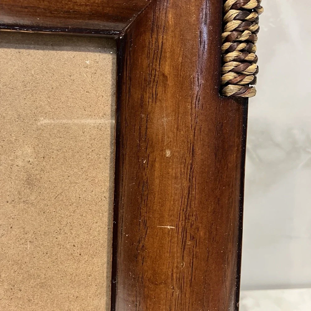 SICURA Woven Rattan Free Standing Frame for 4x6 photos **READ**